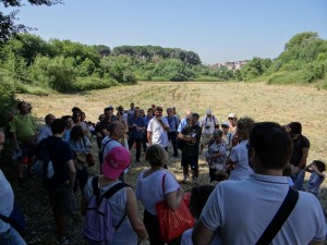 Momento di discussione e informazione durante la passeggiata