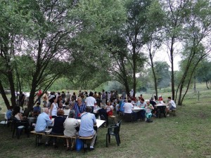 Pranzo - i tavoli sotto gli alberi